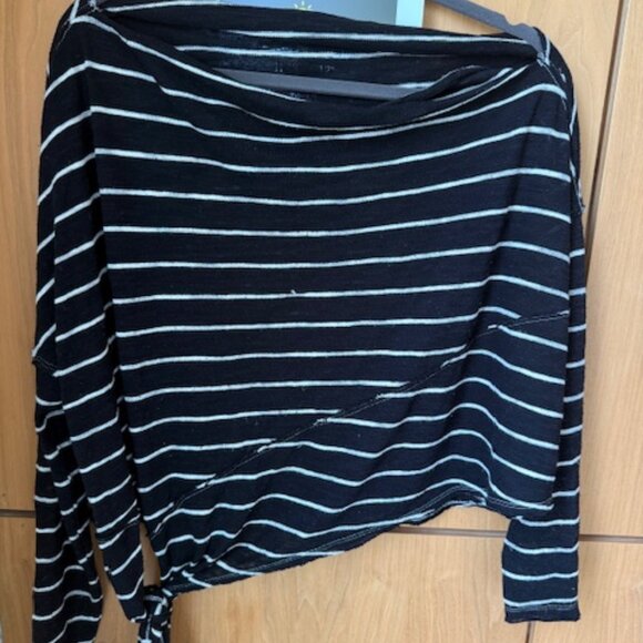 Cute Pre-Loved Navy & White We The Free Sweater with Side Tie - Size Small - Picture 1 of 6